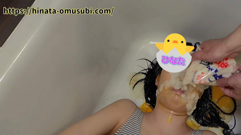 お風呂での水責めプレイで顔面に甘酒をかけられる日本人女性