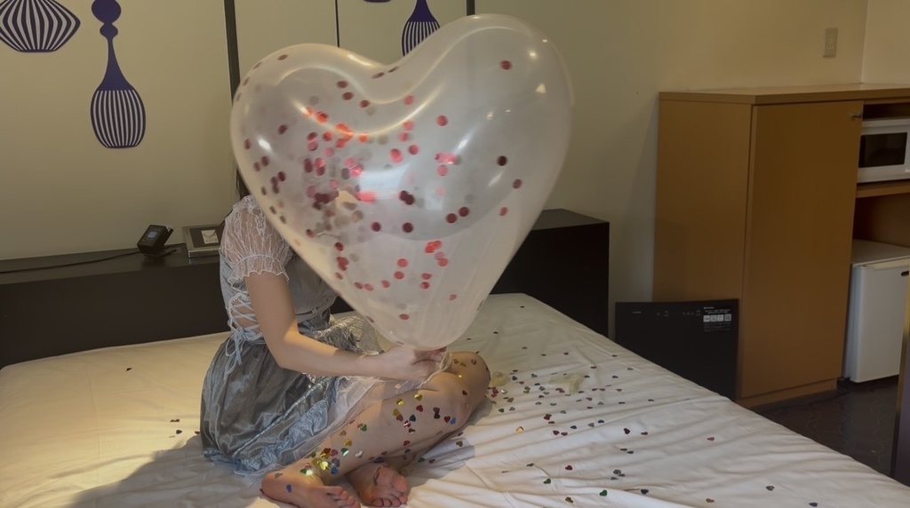 風船フェチの女の子とハート型の風船