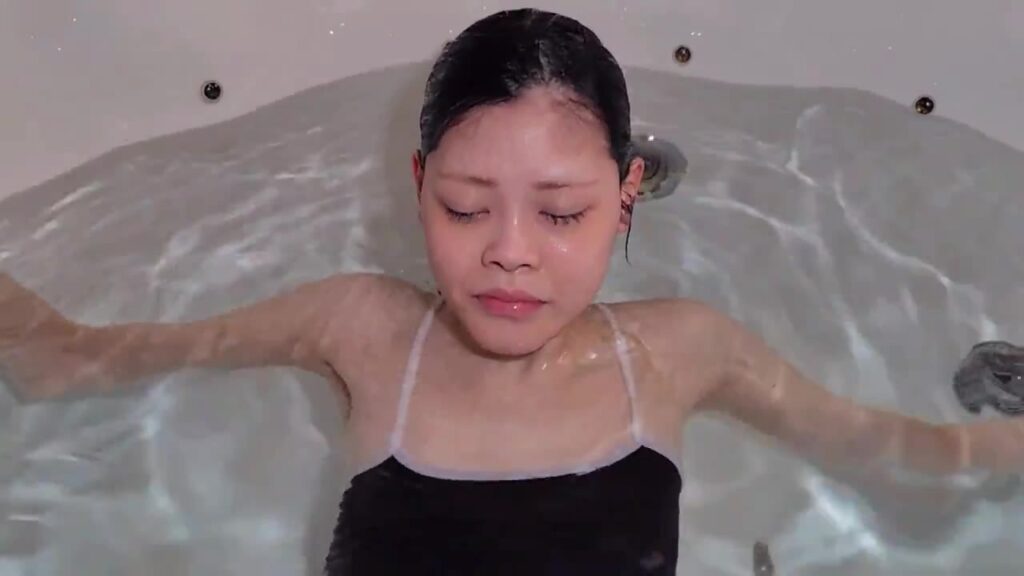仰向けで目を閉じて、潜る準備をするゲストモデルDさん