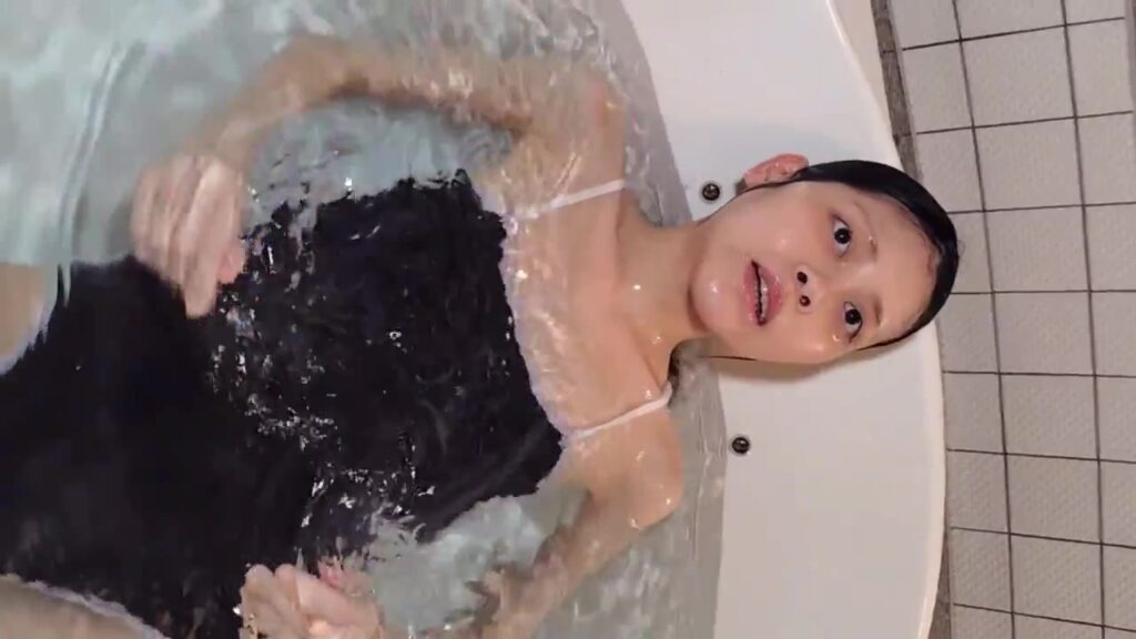 浮かび上がって口を開けるゲストモデルDさん