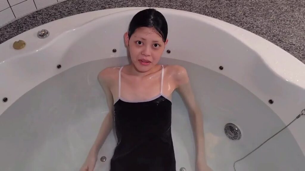 撮影の最後、浴槽に座ってカメラを見るゲストモデルDさん