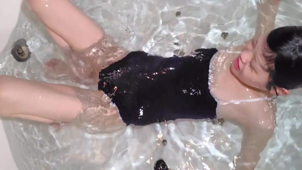 上から見た、浴槽で横向きに沈むゲストモデルDさん