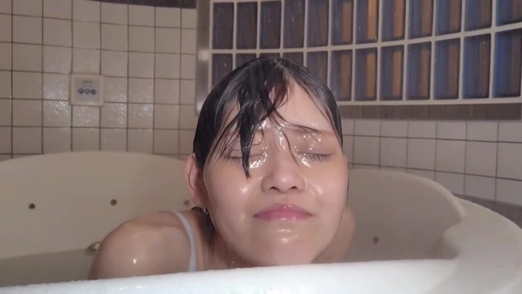 前髪からシャワーの水がしたたるゲストモデルDさん