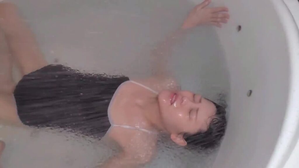 仰向けで浮かびながらシャワーを浴びるゲストモデルDさん
