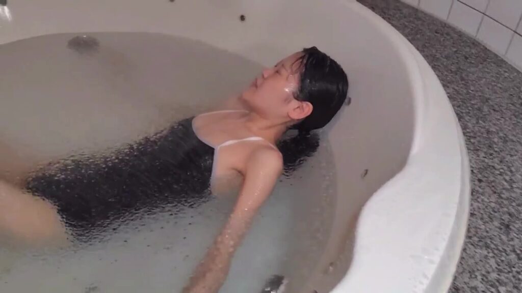 浴槽のふちに頭をあずけて、シャワーを浴びるゲストモデルDさん