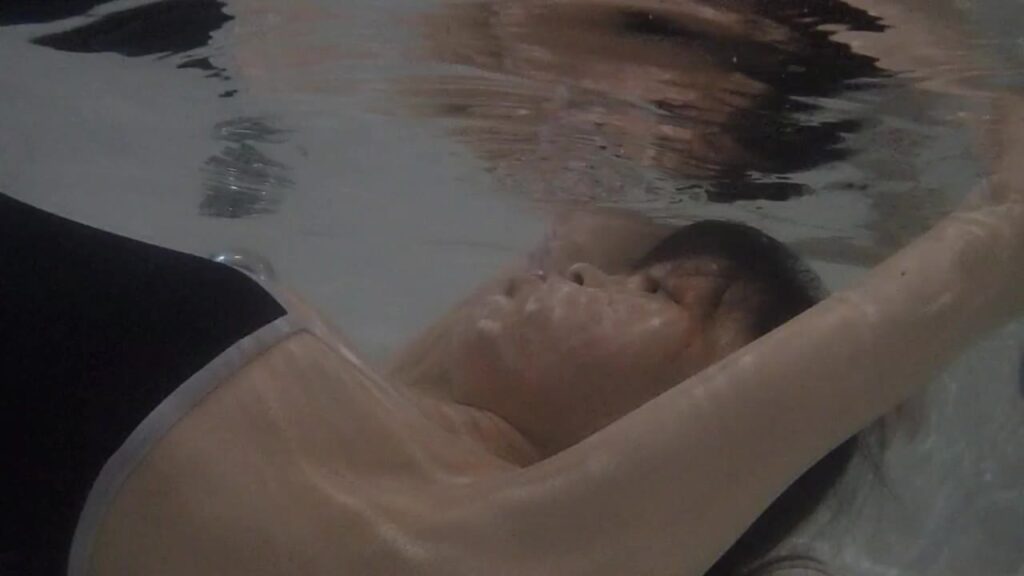 水中カメラがとらえた、仰向けで潜るゲストモデルDさんの顔