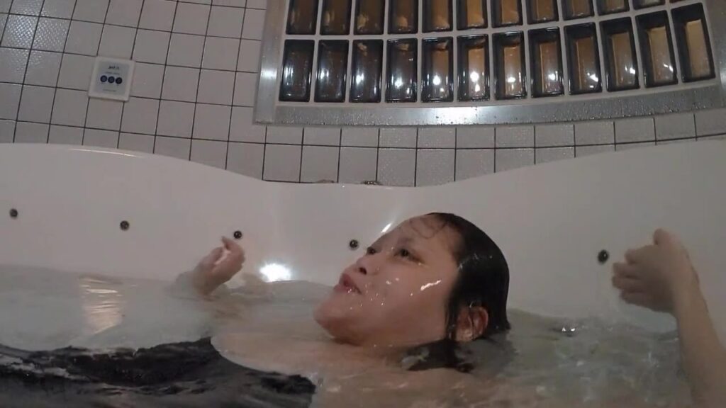 水面から顔を出して息をするゲストモデルDさん