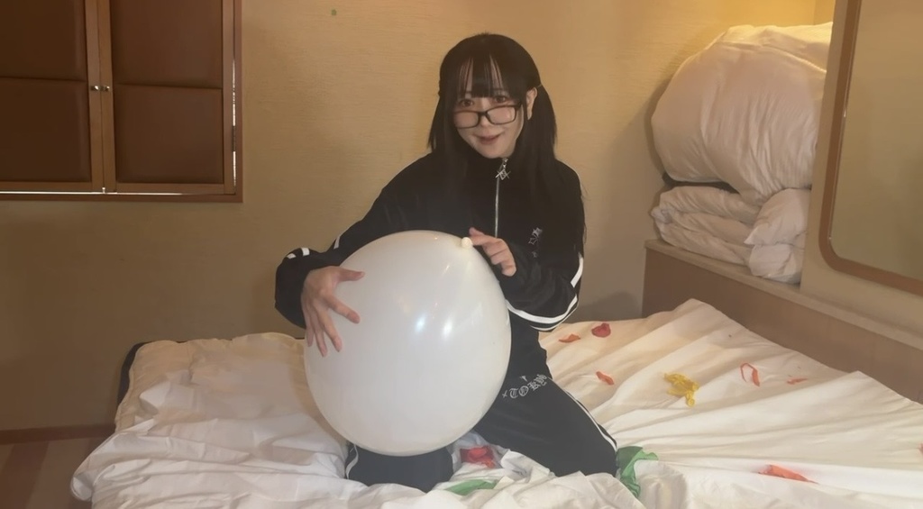 望月みうなさんの風船フェチ動画撮影シーン