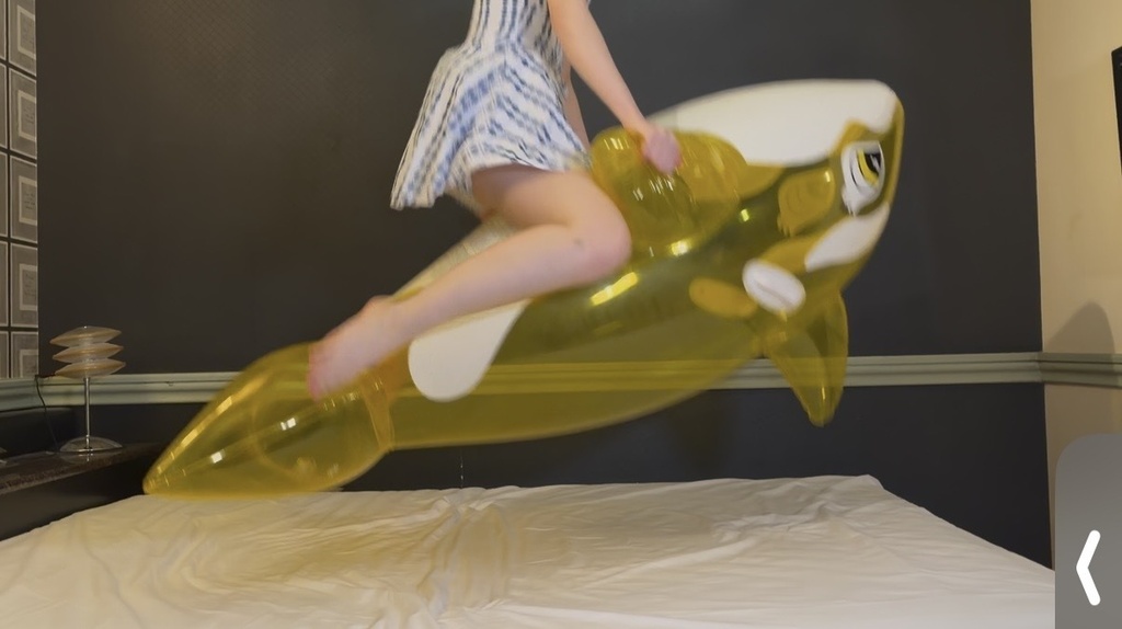 シャチフロートにまたがって飛び跳ねる空ビフェチの女の子