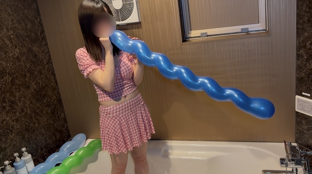 風船フェチ女子がお風呂場で風船遊びをしている