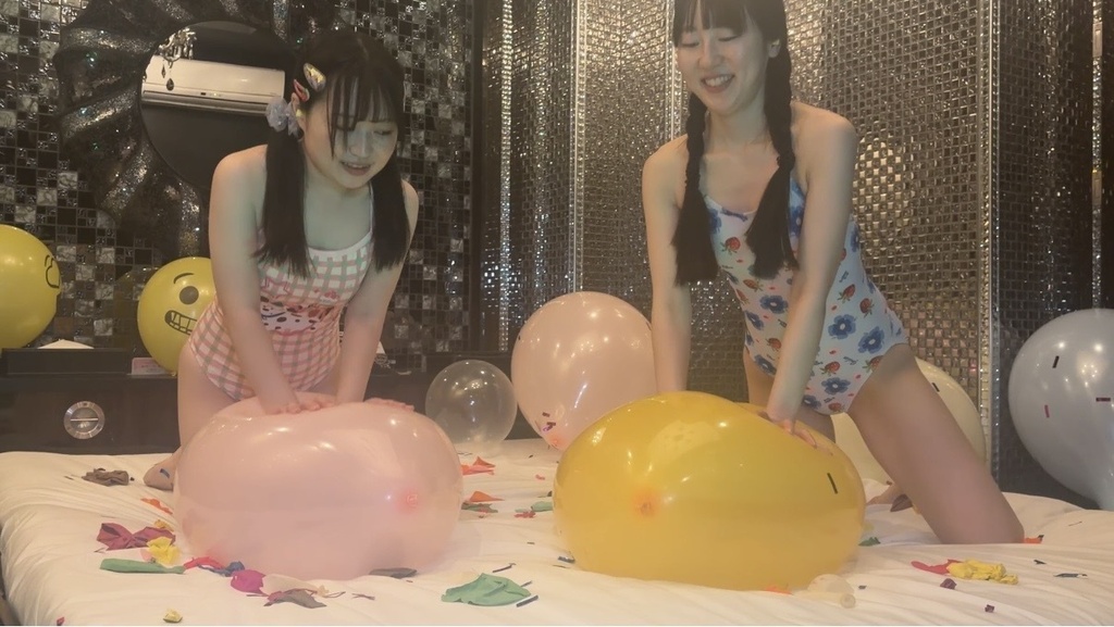 水着姿の風船フェチの女の子2人が手で風船を潰している