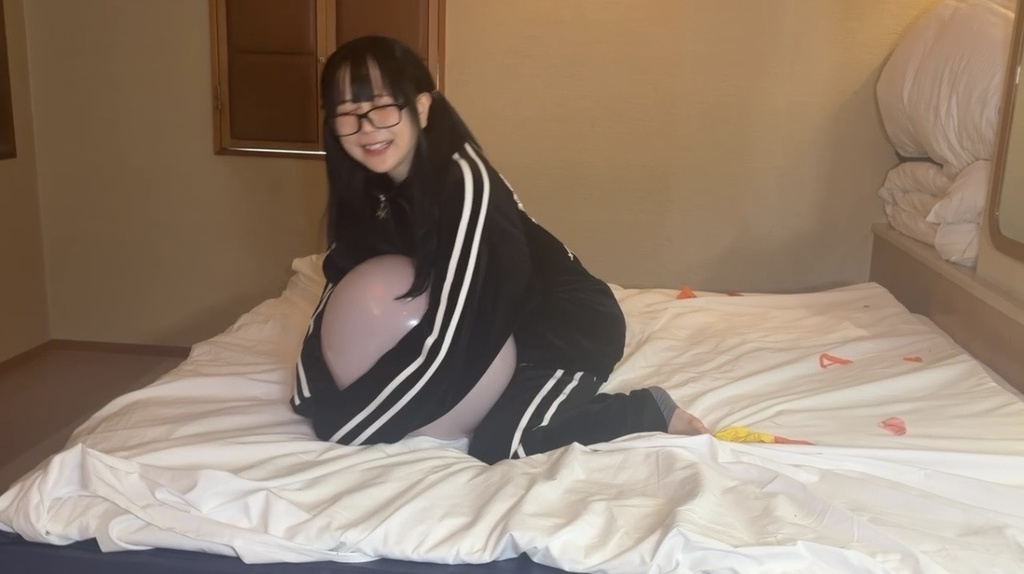 望月みうなさんが風船に抱きついている