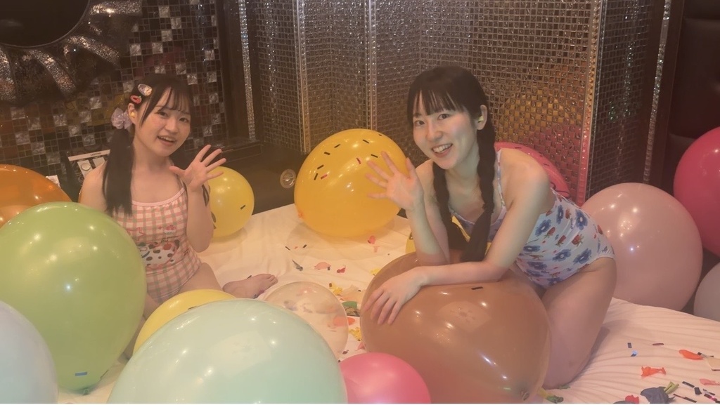 風船フェチの女の子2人とたくさんの風船
