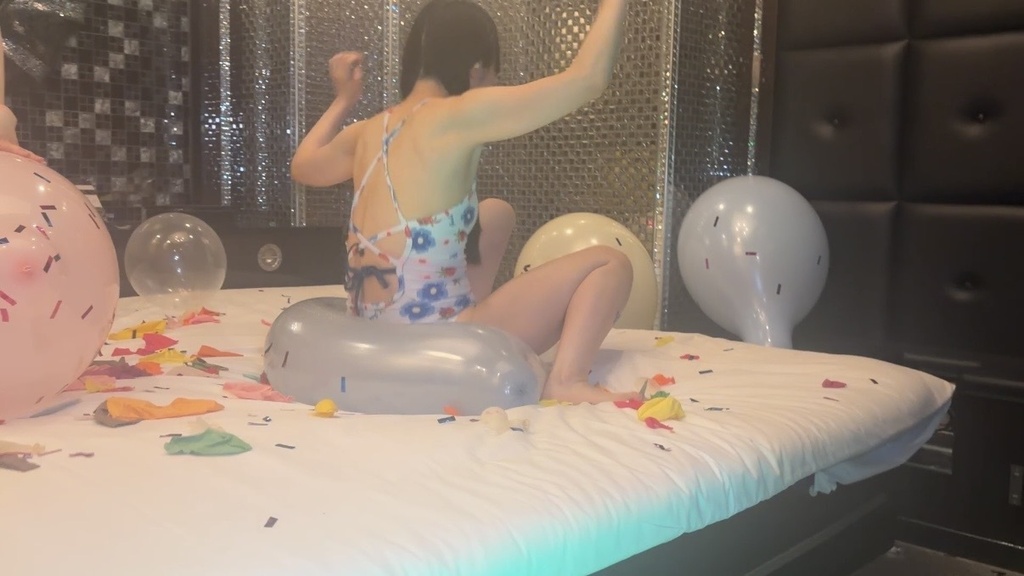 水着姿の風船フェチの女の子がお尻で風船を割ろうとしている