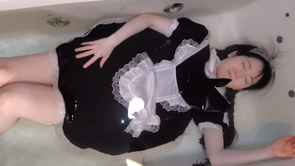 メイド服の女の子が浴槽で水責め拷問されている