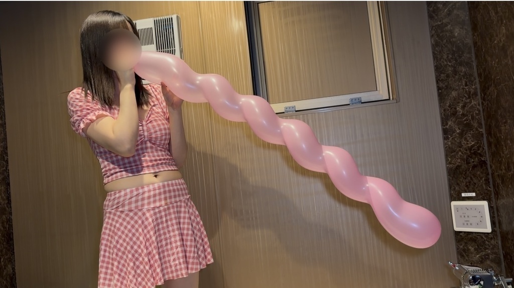 水着女子のおへそが見えている