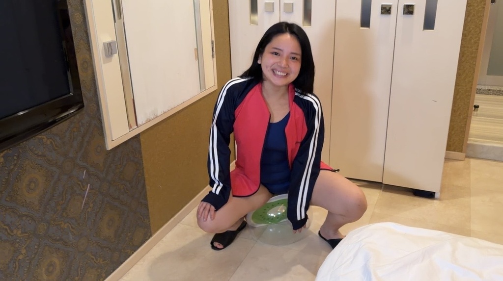 スク水女子が空ビフェチ動画撮影でビーチボールにまたがっている