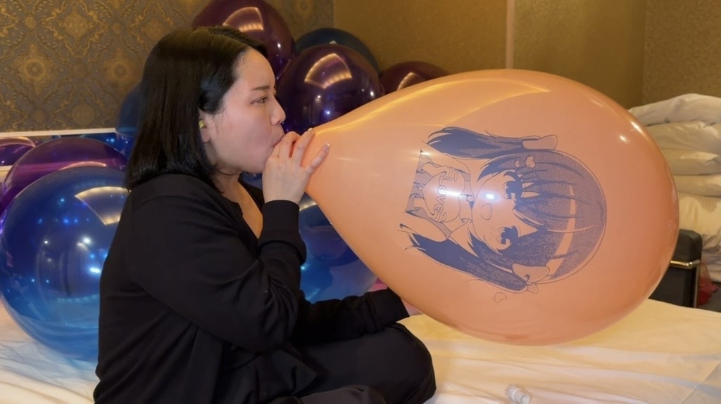 風船フェチの為に、巨大風船を息で膨らませる星乃きらりさん