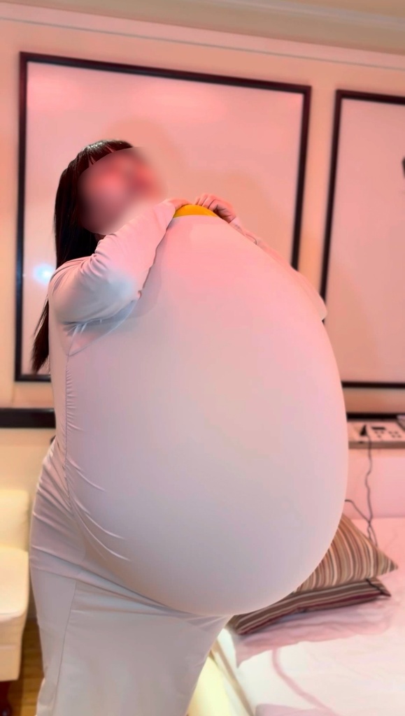 窒息プレイをしてる女性