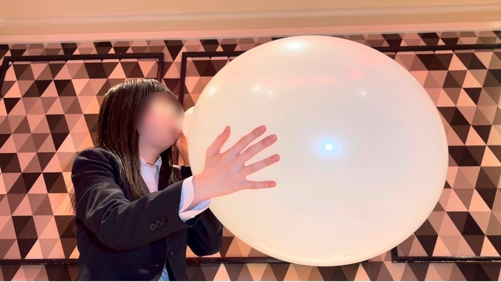 リクルートスーツの女子大生と巨大風船