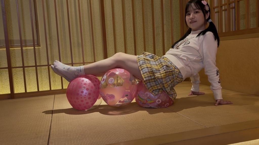 ビーチボール3個と空ビフェチの女の子
