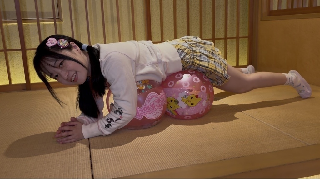 韓国のビーチボールの上にうつ伏せにのる女の子