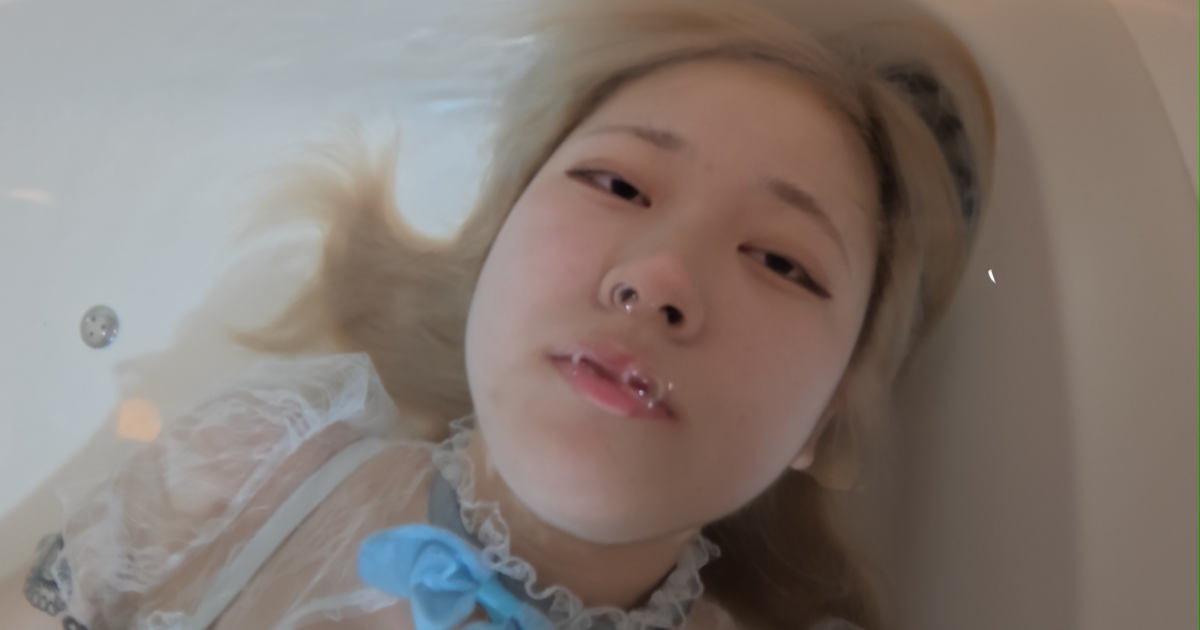 水中に仰向けに潜る女の子