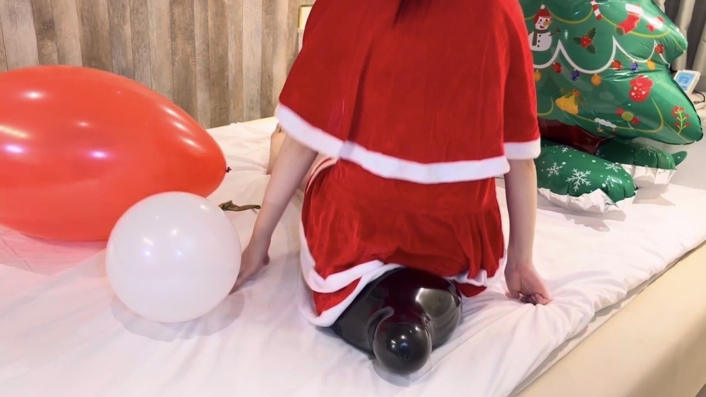 女子のお尻の下で潰されてる黒い風船