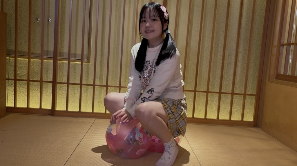 韓国のビーチボールと女の子