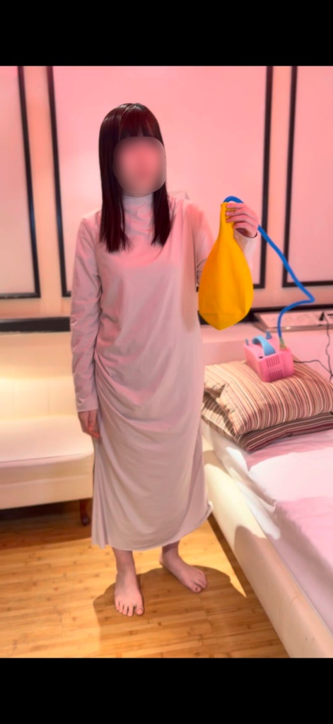 風船を膨らませる準備中の女の子