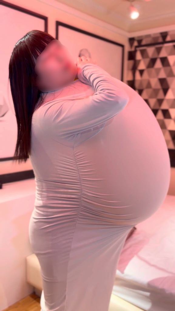 着てる服の中で風船を膨らませる女の子