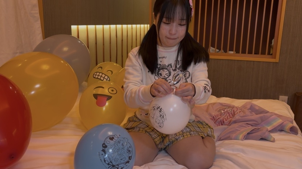 プリキュア風船で遊ぶ女の子