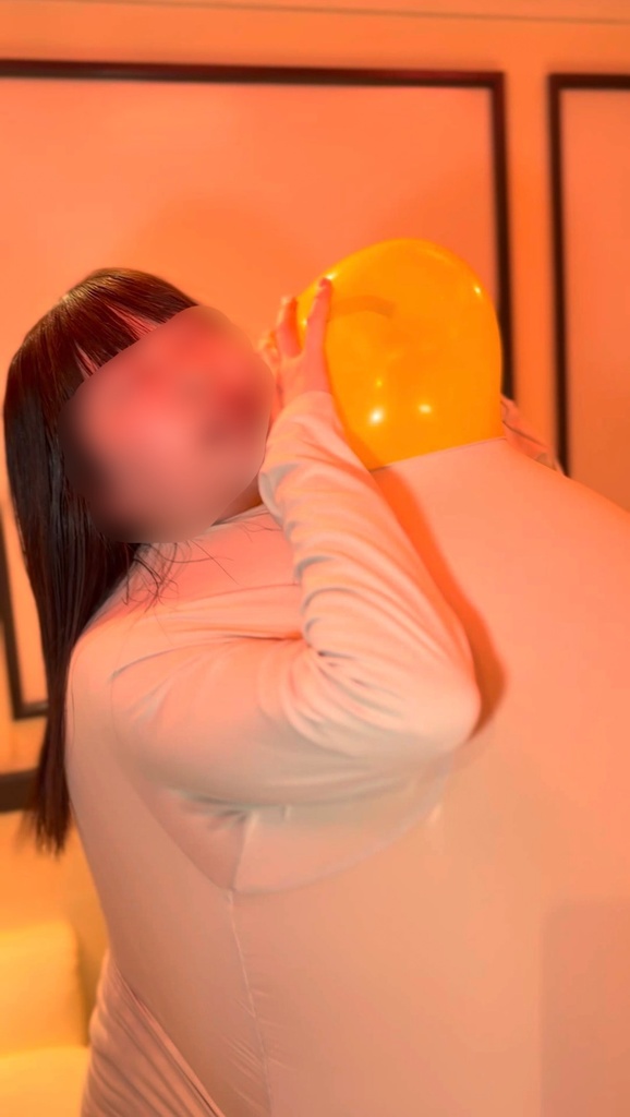 風船に密着する女の子