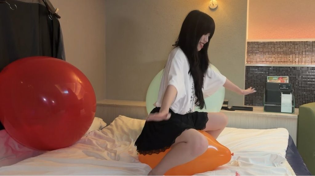 風船フェチな女の子が風船にまたがっている