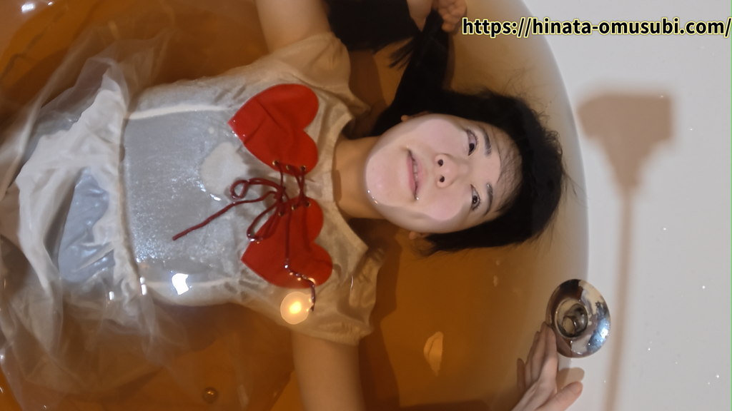 女性がコーヒー風呂に浸かる瞬間