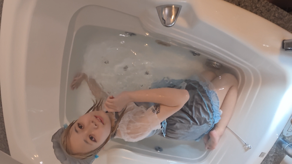 お風呂シーンで水責めに怯える女の子