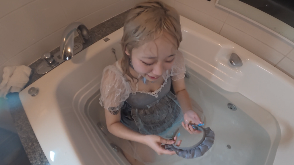 びしょ濡れの少女