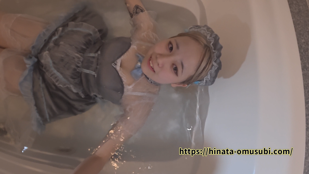 仰向けのまま水面から顔を出して息継ぎをする水中メイド作品