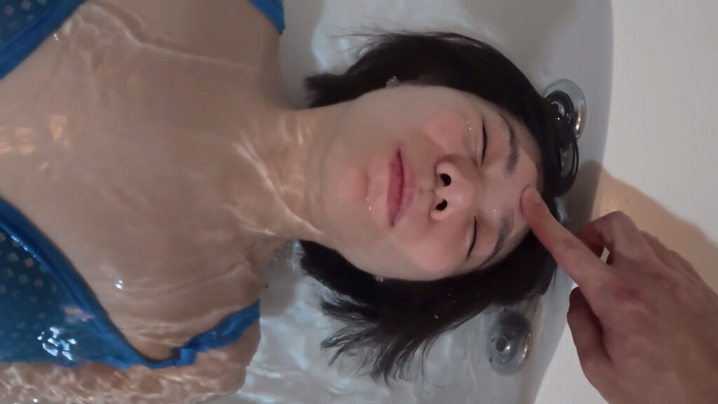 額に指を添えられ、顔が水面に沈み始める銀華さん