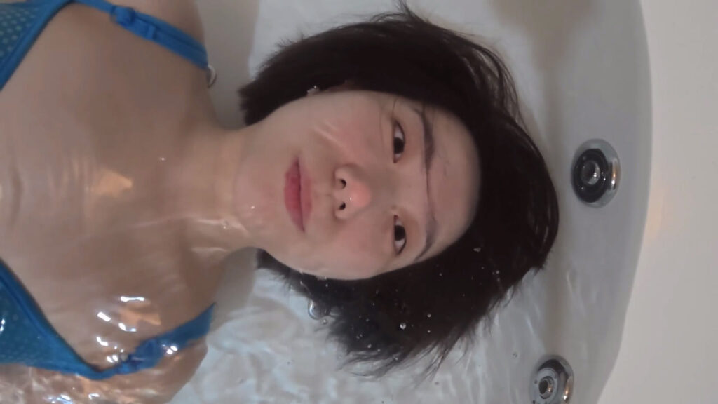 水中で仰向けのまま真上のカメラを見上げる銀華さん