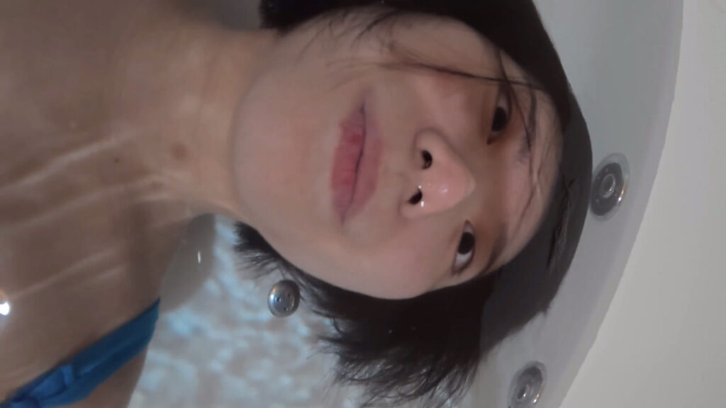 水中で目を細めてじっと息を止める銀華さんのアップ