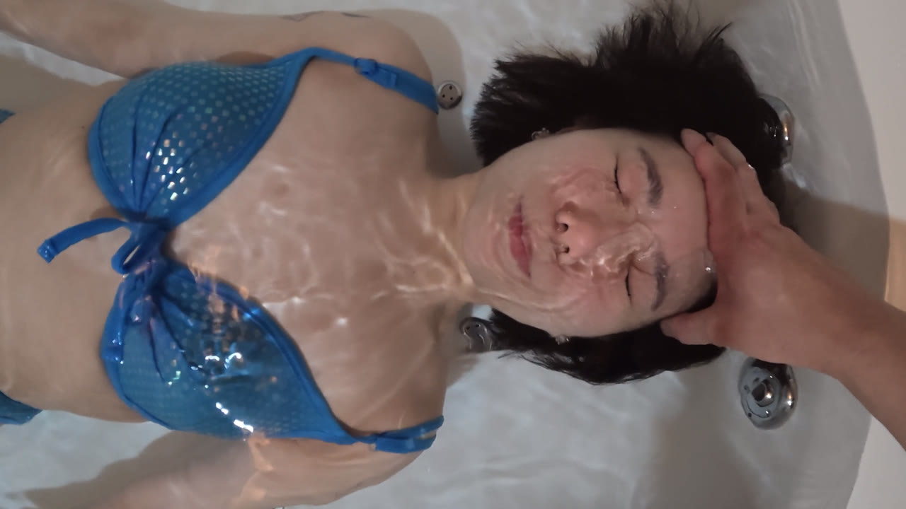 目を閉じて水中で息を止める銀華さん、頭に手が添えられている