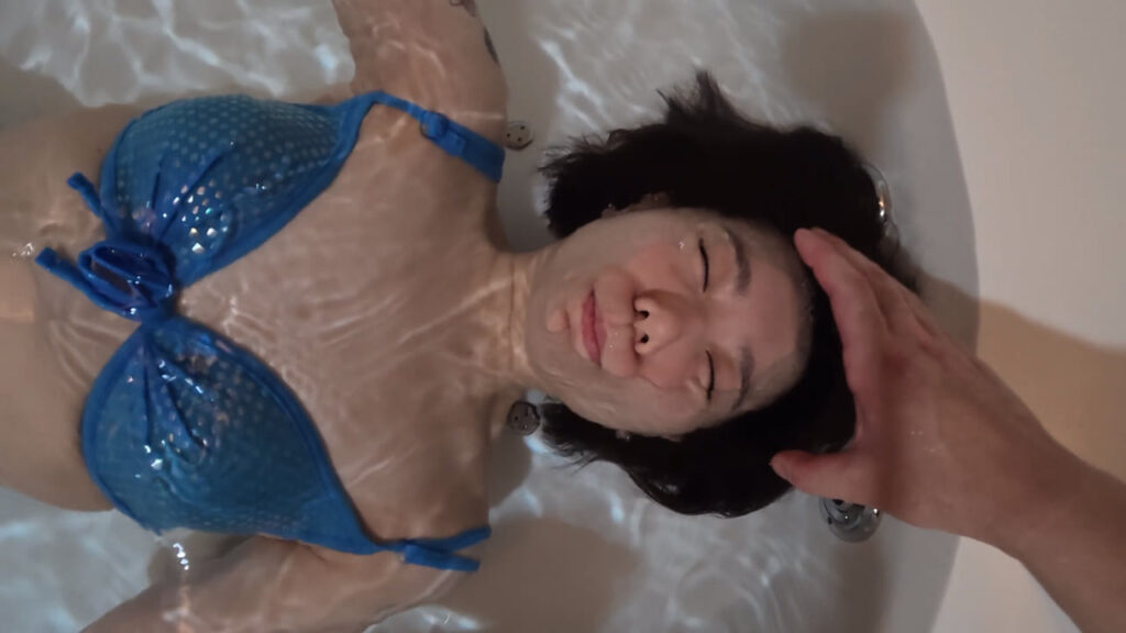 再び仰向けで沈み、頭に手を添えられる銀華さん